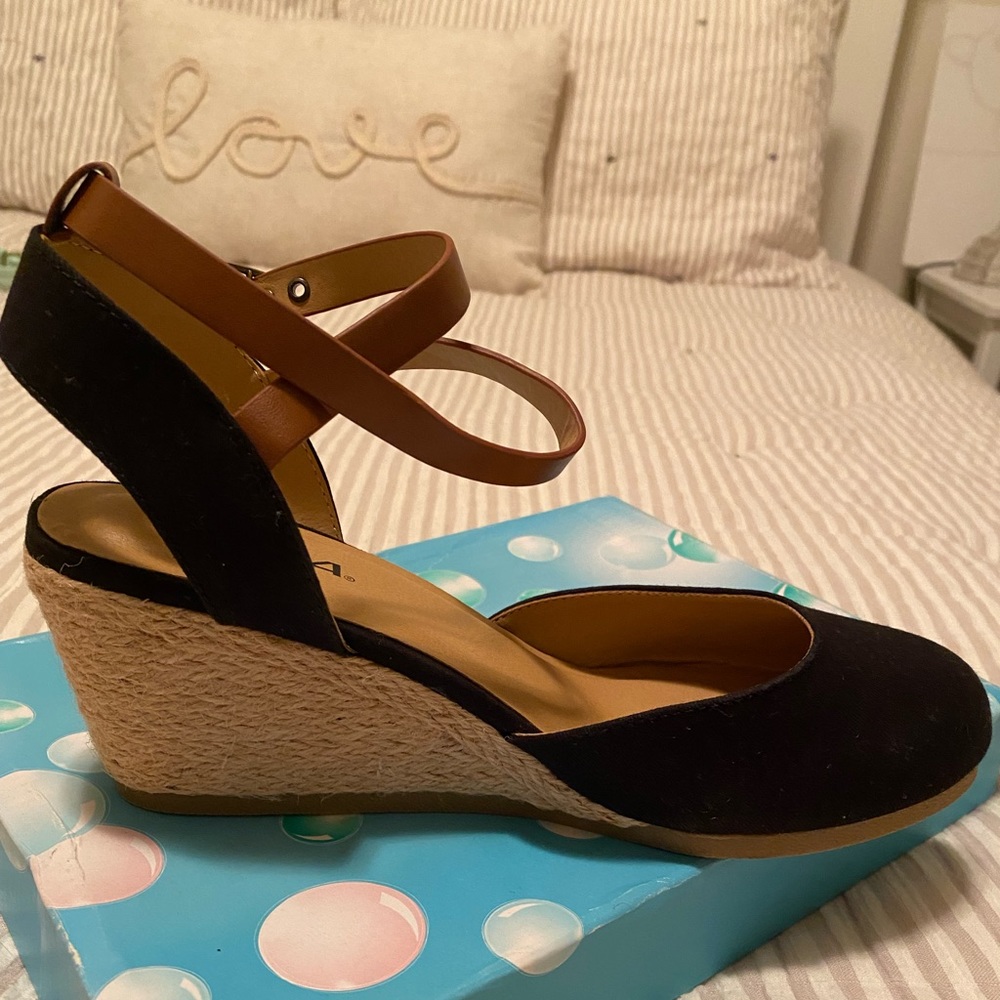 COPY - ⭐️🆕⭐️ Brand New Soda Black/Tan Wedge Sandal
